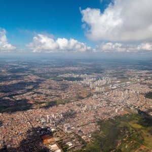 Filmagem com drone em Jandira mostrando vista aérea da cidade